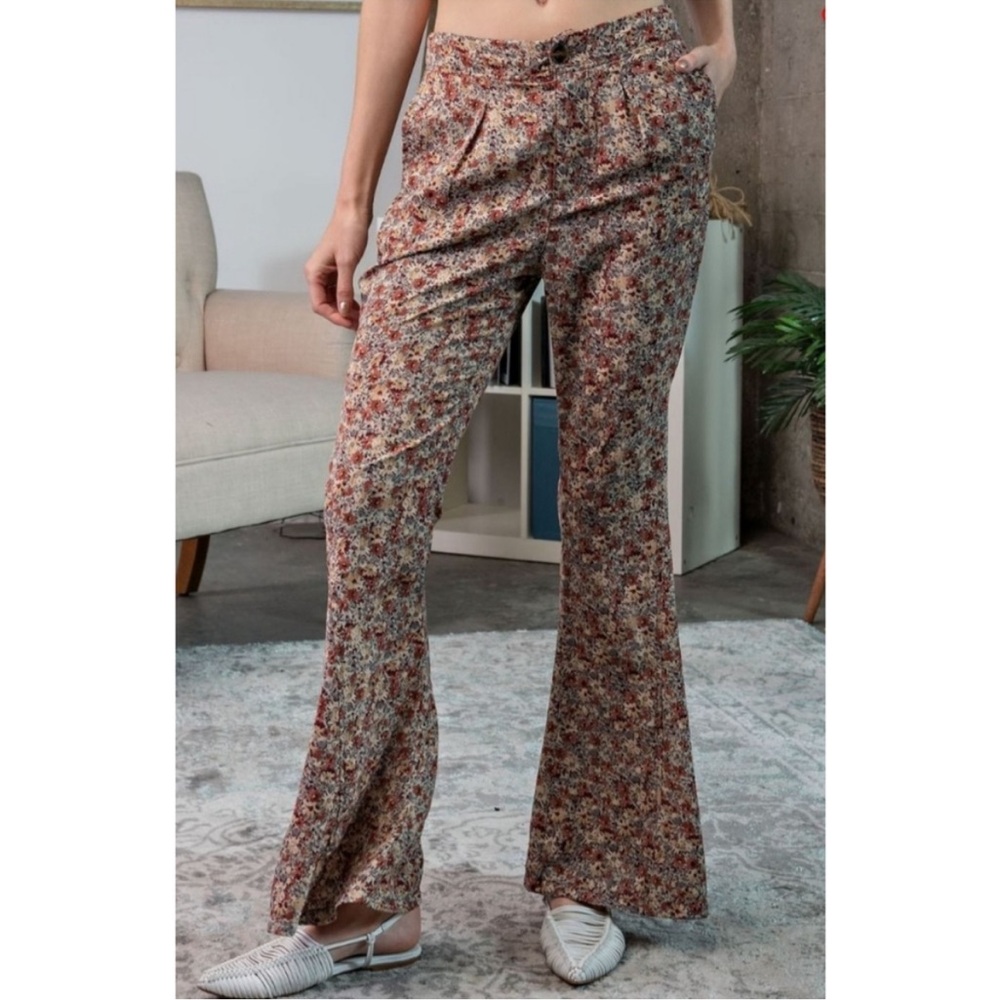 Sold NWT Easel Juniors Large Flare Pants Floral Print Pleats Lightweight Fabric - Picture 1 of 8